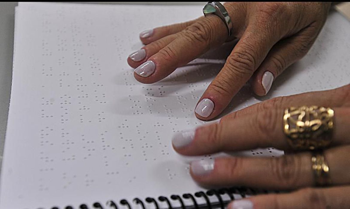 De cada 100 livros no mundo, apenas 5 podem ser lidos em braile De cada 100 livros no mundo, apenas 5 podem ser lidos em braile