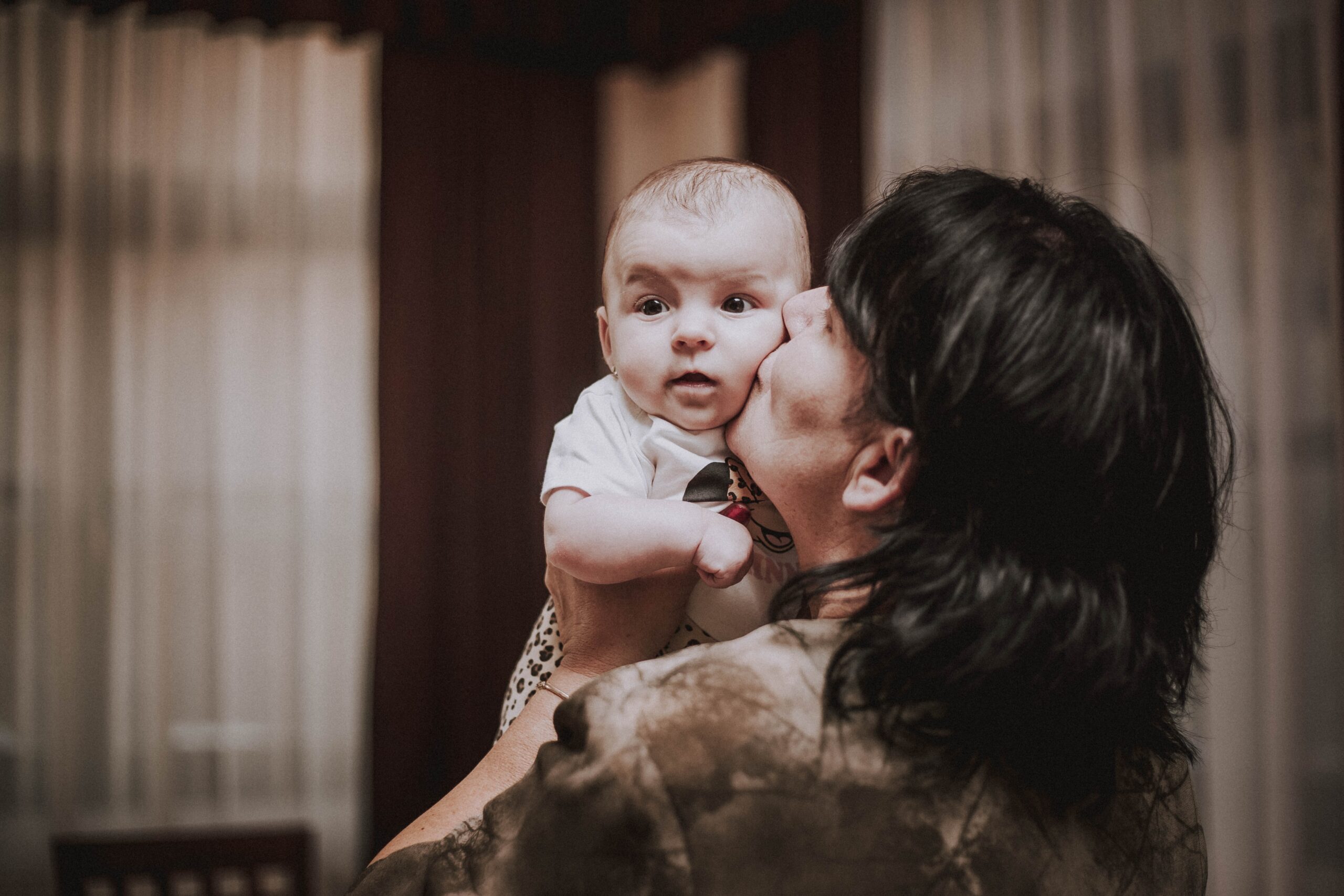 Cuidar dos filhos em casa é trabalho remunerado e permite aposentadoria na Argentina Cuidar dos filhos em casa é trabalho remunerado e permite aposentadoria na Argentina