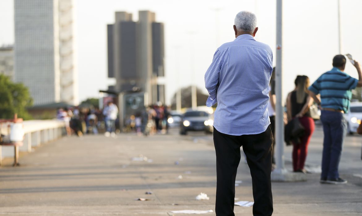 Idosos respondem por mais da metade da renda em 25% dos domicílios brasileiros Idosos respondem por mais da metade da renda em 25% dos domicílios brasileiros