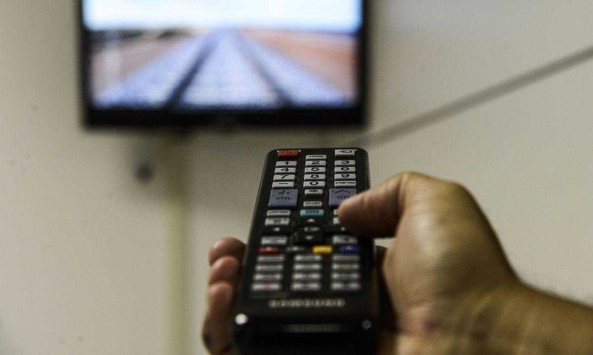 Classificação indicativa é regulamentada e qualquer pessoa pode denunciar descumprimento