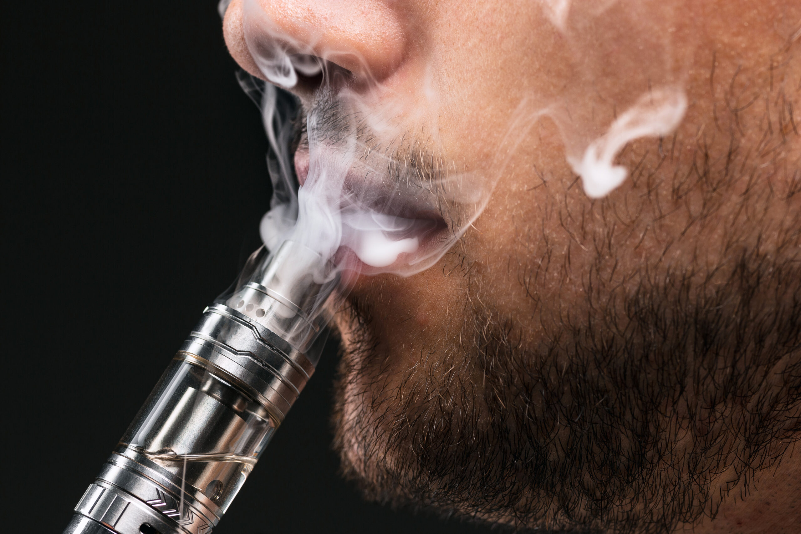 Adolescentes de escolas privadas são os que mais vaporizam cigarro eletrônico no Brasil Adolescentes de escolas privadas são os que mais vaporizam cigarro eletrônico no Brasil