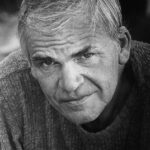 Milan Kundera, autor de “A Insustentável Leveza do Ser”, morre em Paris aos 94 anos